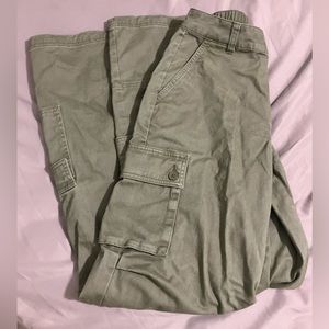 Wild fable cargo pants, dark green color. Fit nicely and never worn, size xs